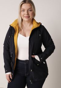 Born2be - Granatowo-Żółta Przejściowa Kurtka Dwustronna o Kroju Parki z Pikowaniem Wewnątrz Zidelle. Typ kołnierza: kaptur. Kolor: niebieski. Materiał: poliester, jeans. Styl: sportowy #1