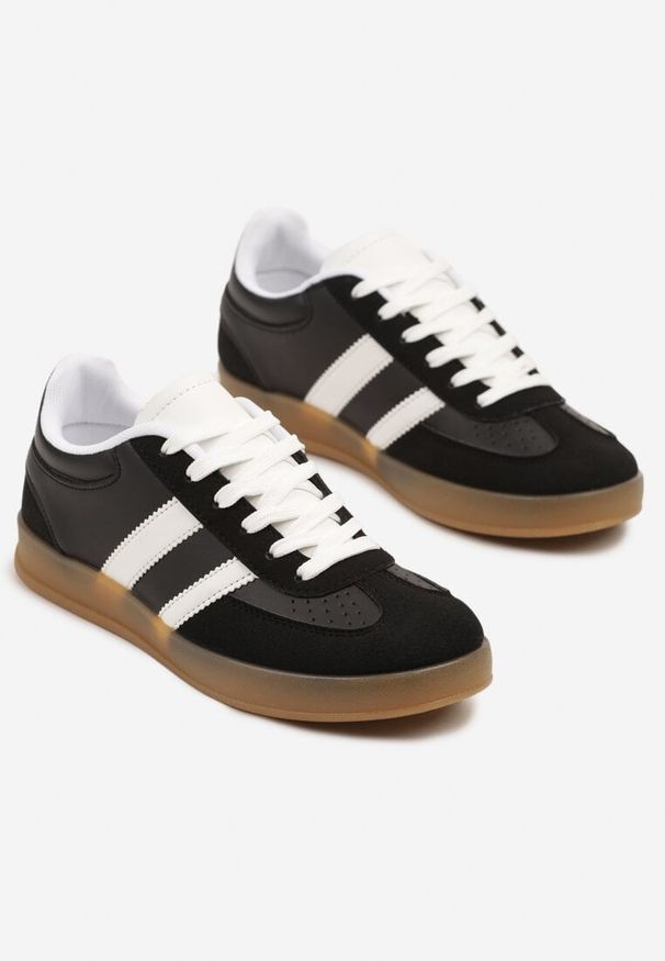 Renee - Czarne Sneakersy w Stylu Klasycznych Tenisówek Zdobione Przeszyciami Ivelfia. Okazja: na co dzień, na spacer. Kolor: czarny. Materiał: jeans. Wzór: aplikacja. Sport: turystyka piesza