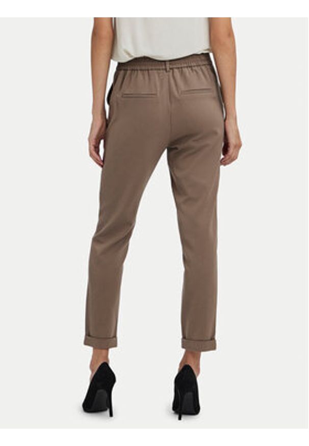 Vero Moda Chinosy Maya 10225280 Brązowy Regular Fit. Kolor: brązowy. Materiał: syntetyk