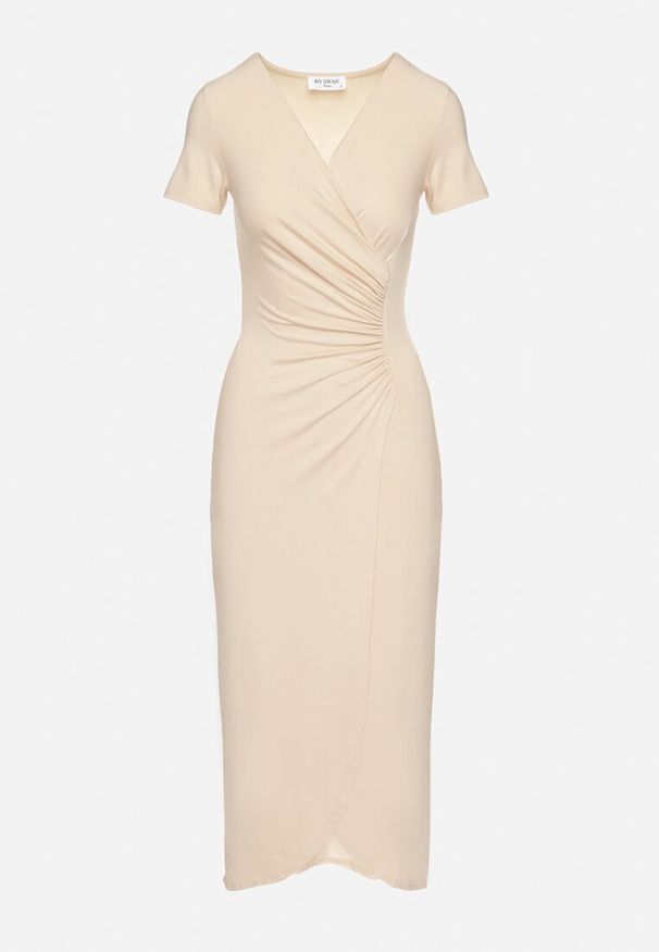 Born2be - Jasnobeżowa Dopasowana Sukienka z Wiskozą o Kopertowym Kroju z Marszczeniem Talisia. Okazja: na co dzień. Typ kołnierza: dekolt w kształcie V. Kolor: beżowy. Materiał: wiskoza. Długość rękawa: krótki rękaw. Typ sukienki: kopertowe. Styl: elegancki, casual