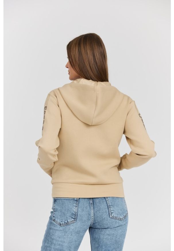 Guess - GUESS Beżowa damska bluza Hood Studs Logo. Kolor: beżowy. Materiał: materiał, elastan, wiskoza, poliester. Długość rękawa: długi rękaw. Długość: długie