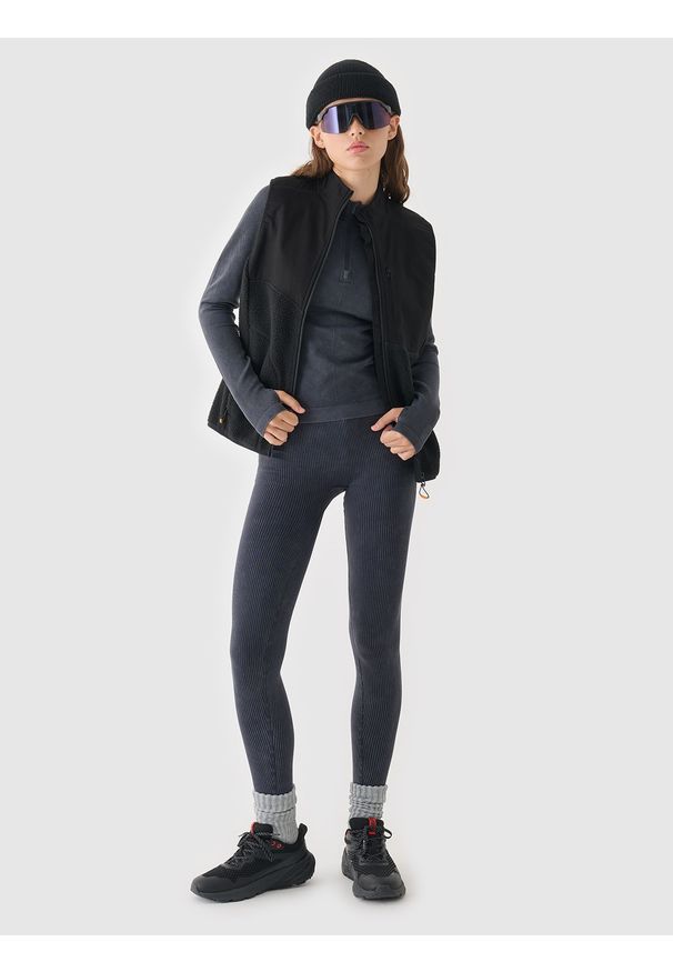 4f - 4F Longsleeve bezszwowy slim w prążki damski - czarny M/L. Okazja: na co dzień. Typ kołnierza: kołnierzyk stójkowy. Kolor: czarny. Materiał: dzianina, materiał, syntetyk, prążkowany. Długość rękawa: długi rękaw. Długość: długie. Wzór: prążki. Styl: sportowy, klasyczny, casual