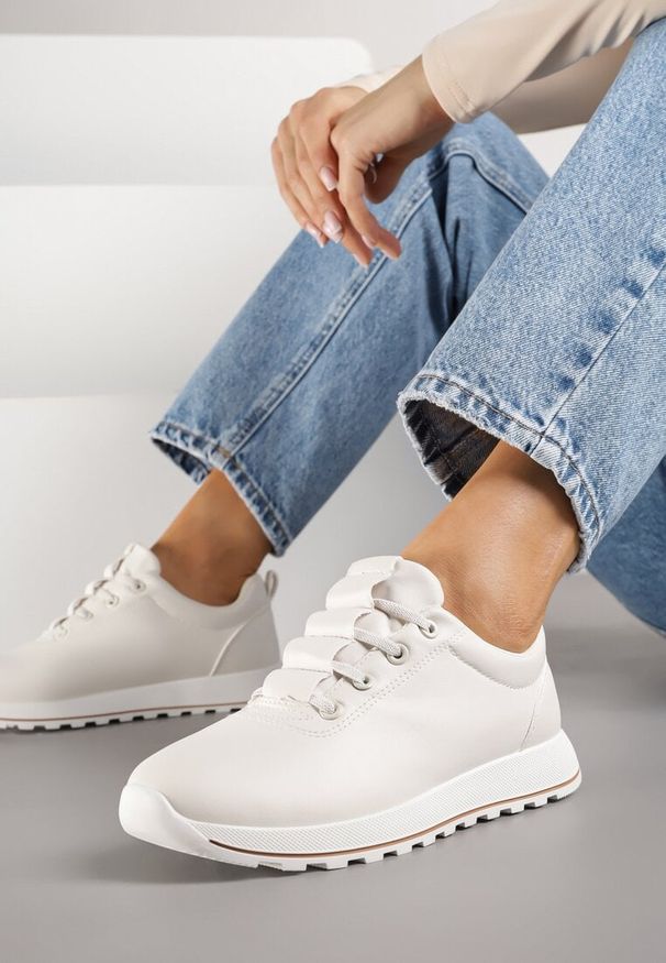 Renee - Beżowe Sneakersy w Klasycznym Stylu Driosse. Okazja: na co dzień. Kolor: beżowy. Materiał: jeans