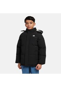 Kurtka dziecięca New Balance LAKB0287BK – czarna. Kolor: niebieski. Materiał: bawełna, poliester, materiał, nylon. Wzór: aplikacja. Sezon: zima #1