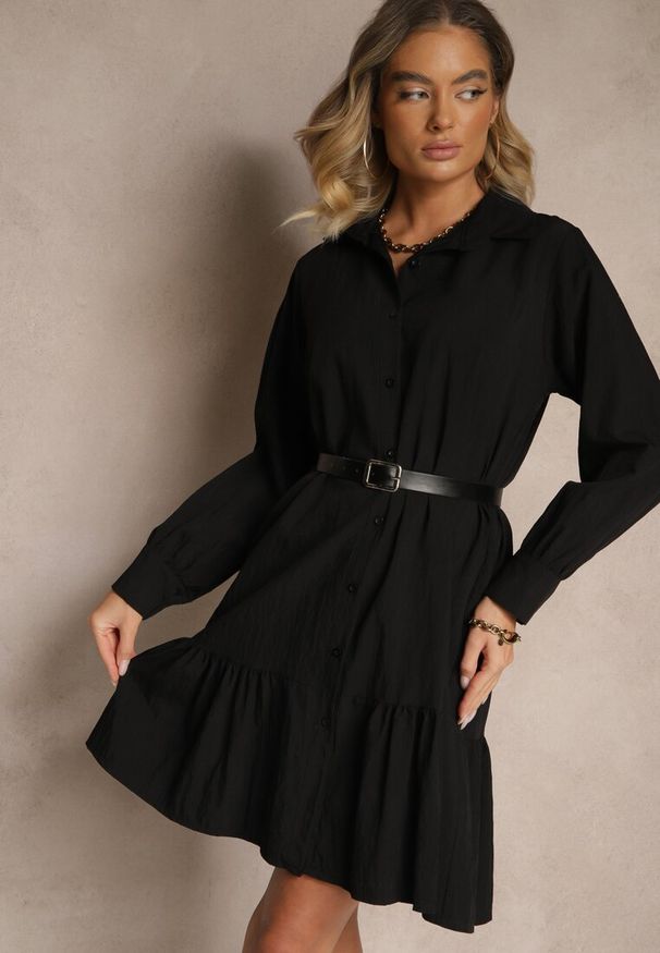 Renee - Czarna Koszulowa Sukienka z Wiskozą Zakończona Falbanką Tirzedi. Okazja: na co dzień. Kolor: czarny. Materiał: wiskoza. Długość rękawa: długi rękaw. Typ sukienki: koszulowe. Styl: klasyczny, casual, elegancki