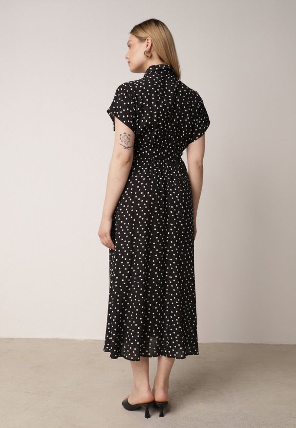 Born2be - Czarna Koszulowa Sukienka z Wiskozy w Groszki z Wiązanym Paskiem w Talii Heless. Okazja: na co dzień, na spacer. Kolor: czarny. Materiał: wiskoza. Wzór: grochy. Typ sukienki: koszulowe. Styl: casual, klasyczny, retro