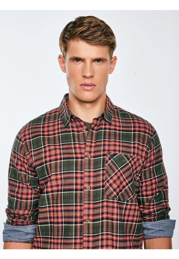 Big-Star - Koszula męska flanelowa w kratę bordowo-khaki Koner 303. Okazja: na co dzień. Typ kołnierza: kołnierzyk klasyczny. Kolor: zielony. Materiał: materiał. Długość rękawa: długi rękaw. Długość: długie. Wzór: aplikacja, haft, kratka. Styl: casual, klasyczny