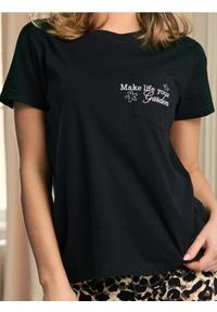 Sinsay - Bawełniana koszulka z haftem - czarny. Kolor: czarny. Materiał: bawełna. Wzór: haft #1