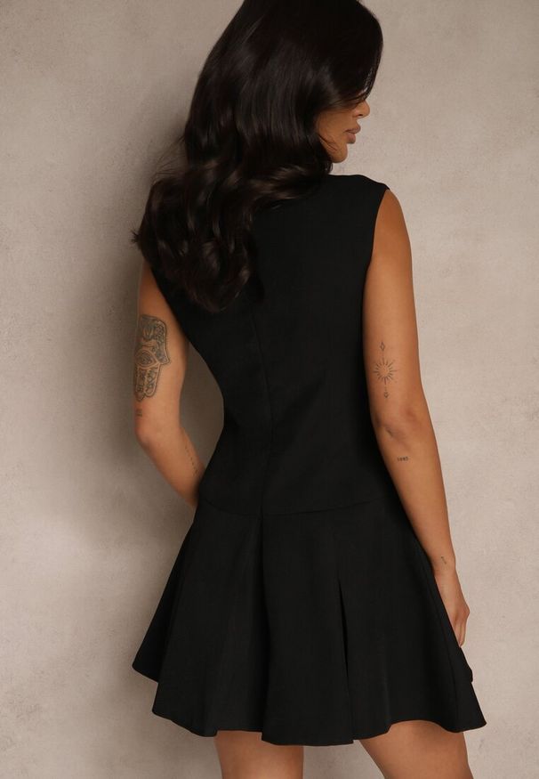 Renee - Czarna Sukienka o Rozkloszowanym Kroju Ozdobiona Wycięciem Atelania. Okazja: na co dzień. Kolor: czarny. Wzór: aplikacja. Typ sukienki: rozkloszowane, proste. Styl: casual, elegancki