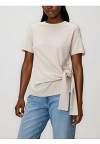 Reserved - T-shirt z ozdobnym wiązaniem - beżowy. Kolor: beżowy. Materiał: dzianina
