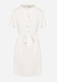 Born2be - Biała Sukienka Trapezowa z Koszulową Górą i Materiałowym Paskiem w Talii Vikiiona. Okazja: na spotkanie biznesowe. Typ kołnierza: dekolt w kształcie V. Kolor: biały. Materiał: materiał. Długość rękawa: krótki rękaw. Typ sukienki: trapezowe, koszulowe. Styl: biznesowy #7