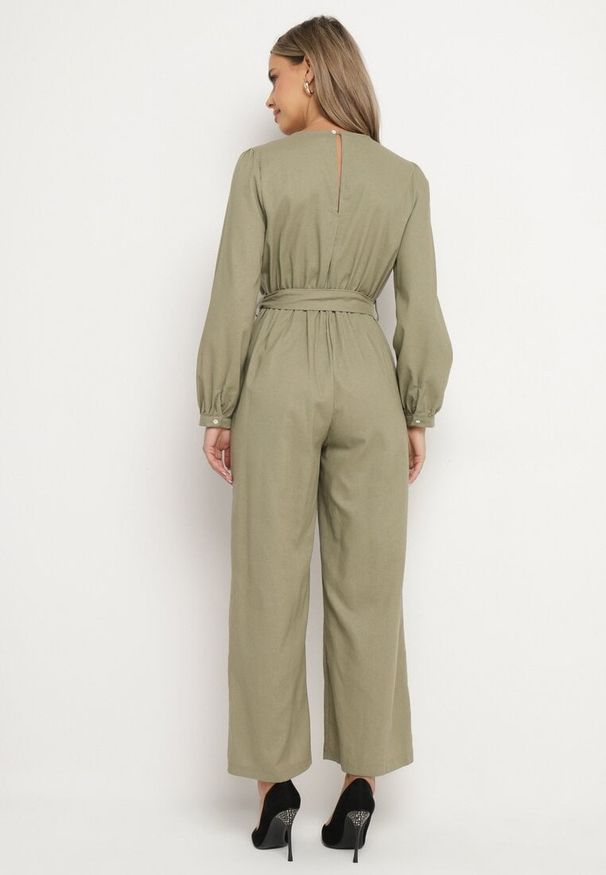 Born2be - Zielony Bawełniany Kombinezon o Kopertowym Kroju z Paskiem i Gumką w Talii Mirrira. Kolor: zielony. Materiał: bawełna. Długość rękawa: długi rękaw. Długość: długie. Styl: elegancki, klasyczny