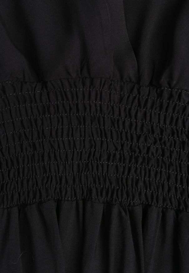 Born2be - Czarna Sukienka z Wiskozy Saede. Okazja: na co dzień. Kolor: czarny. Materiał: wiskoza. Wzór: gładki. Sezon: lato. Typ sukienki: kopertowe. Styl: casual. Długość: mini