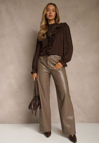 Renee - Brązowa Bluzka z Koronką i Falbankami Zdobiona Metalicznymi Przeszyciami Aliafera. Typ kołnierza: kołnierz z falbankami. Kolor: brązowy. Materiał: koronka. Wzór: koronka, aplikacja #2