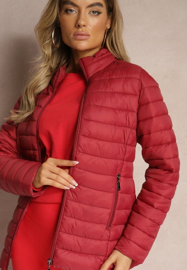 Renee - Bordowa Kurtka Ozdobiona Pikowaniem i Kieszeniami na Suwak Mivuria. Okazja: na co dzień. Kolor: czerwony. Materiał: jeans. Wzór: aplikacja. Styl: elegancki, casual