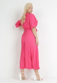 Born2be - Różowa Plisowana Sukienka Maxi z Kopertowym Dekoltem i Wiązaniem w Talii Lariah. Kolekcja: plus size. Kolor: różowy. Materiał: materiał. Typ sukienki: kopertowe. Długość: maxi #5