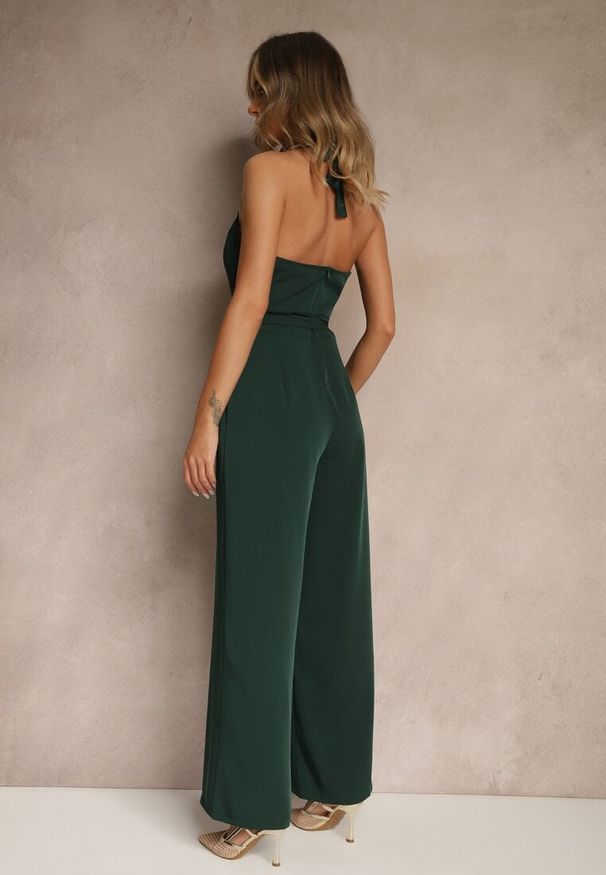 Renee - Ciemnozielony Kombinezon o Taliowanym Kroju z Dekoltem Halter i Wiązanym Paskiem Malisena. Okazja: na co dzień, na randkę, na imprezę. Kolor: zielony. Styl: elegancki, casual