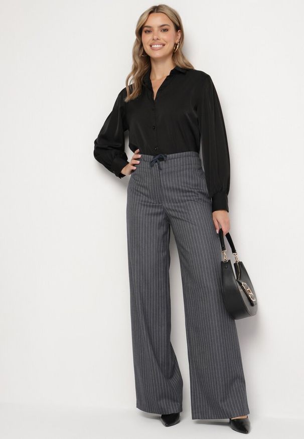 Born2be - Ciemnoszare Spodnie Garniturowe z Wiskozą z Kieszeniami i Wiązaniem Sevitha. Okazja: na co dzień. Kolor: szary. Materiał: wiskoza. Styl: elegancki, casual, klasyczny