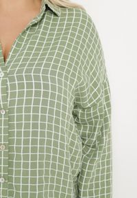 Born2be - Zielona Bawełniana Koszula z Długim Rękawem i Trójkątnym Dekoltem Zapinana na Guziki Tesapaula. Kolor: zielony. Materiał: bawełna. Długość rękawa: długi rękaw. Długość: długie #3