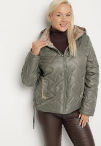 Born2be - Zielona Pikowana Kurtka z Odpinanym Kapturem Falenea. Okazja: na co dzień. Kolor: zielony. Materiał: jeans. Styl: casual