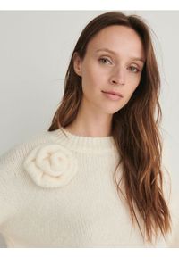 Reserved - Sweter z różą - kremowy. Kolor: kremowy. Materiał: dzianina. Styl: klasyczny