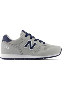 Buty dziecięce New Balance YC373AK2 – szare. Okazja: na uczelnię. Kolor: szary. Materiał: guma, materiał, syntetyk. Szerokość cholewki: normalna. Wzór: kolorowy. Model: New Balance 373