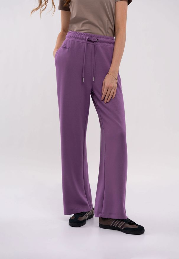 Volcano - Luźne spodnie dresowe N-LILU. Materiał: dresówka. Wzór: haft, gładki, napisy