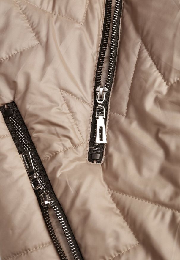 Born2be - Beżowa Pikowana Kurtka Ozdobiona Pikowaniem z Odpinanym Kapturem Falerosa. Okazja: na spacer, na co dzień. Kolekcja: plus size. Kolor: beżowy. Materiał: jeans. Wzór: aplikacja. Styl: casual