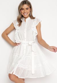 Born2be - Biała Koszulowa Sukienka Mini z Falbankami i Wiązanym Paskiem Divertire. Typ kołnierza: kołnierz z falbankami. Kolor: biały. Materiał: tkanina, materiał. Typ sukienki: koszulowe. Długość: mini #4