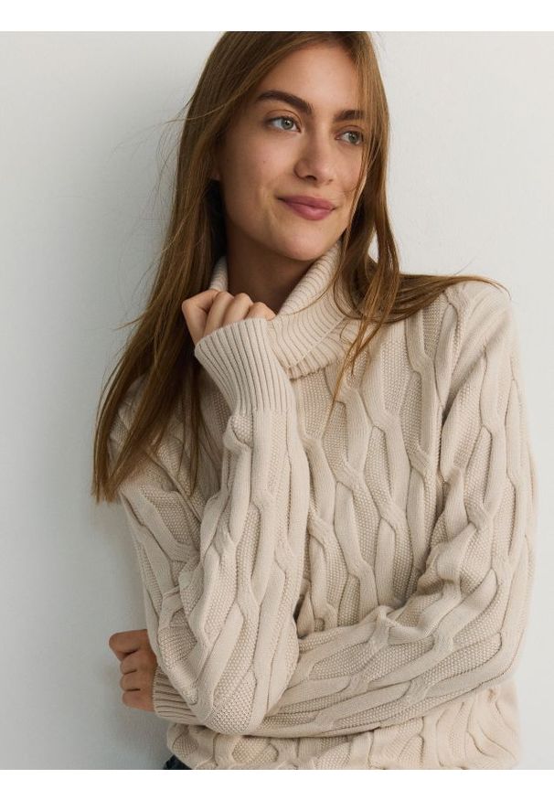 Reserved - Golf z warkoczowym splotem - kremowy. Typ kołnierza: golf. Kolor: kremowy. Materiał: dzianina, wiskoza. Wzór: ze splotem