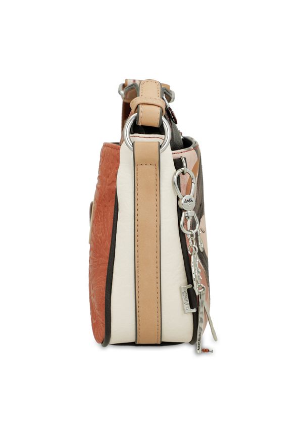 Pomarańczowa Damska Listonoszka Na Ramię Anekke Z Laleczką. Kolor: pomarańczowy. Wzór: aplikacja. Materiał: zdobione. Styl: casual, boho. Rodzaj torebki: na ramię