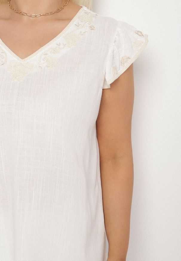 Born2be - Biała Bawełniana Bluzka z Ozdobnym Haftem i Falbankami Dolivra. Okazja: na co dzień. Typ kołnierza: kołnierz z falbankami. Kolor: biały. Materiał: bawełna. Wzór: haft. Styl: casual, elegancki