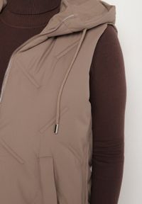 Born2be - Ciemnobeżowa Przejściowa Kamizelka z Pikowanymi Przeszyciami i Kapturem Fesolira. Okazja: na co dzień. Kolekcja: plus size. Kolor: beżowy. Materiał: jeans. Styl: casual, sportowy #3