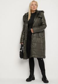 Born2be - Zielona Przejściowa Kurtka Pikowana z Kapturem i Suwakami po Bokach Fesunela. Okazja: na co dzień. Typ kołnierza: kaptur. Kolekcja: plus size. Kolor: zielony. Materiał: jeans. Sezon: jesień. Styl: klasyczny, casual