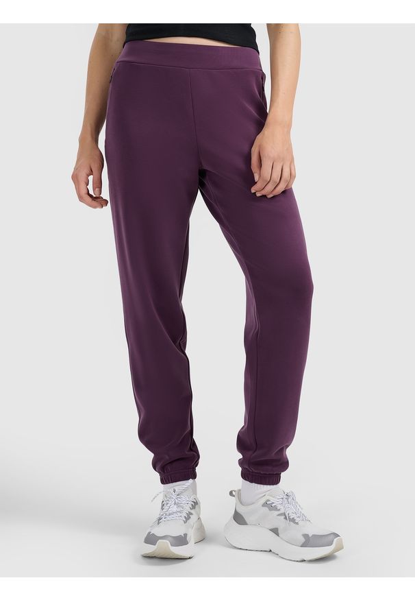 4f - 4F Spodnie dresowe joggery z modalem damskie - fioletowe XXL. Kolor: fioletowy. Materiał: dresówka. Wzór: gładki