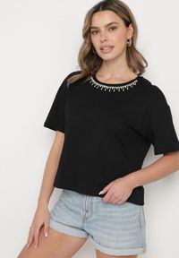 Born2be - Czarny Bawełniany T-shirt Ozdobiony Cyrkoniami Fadelis. Okazja: na co dzień, na spotkanie biznesowe. Kolor: czarny. Materiał: bawełna. Wzór: aplikacja. Styl: biznesowy, elegancki, casual