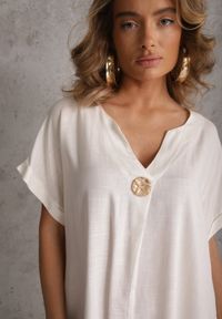 Renee - Biała Sukienka o Pudełkowym Kroju z Lnem i Wiskozą Zdobiona Guzikiem Mezynore. Kolekcja: plus size. Kolor: biały. Materiał: wiskoza, len. Wzór: aplikacja. Typ sukienki: dla puszystych. Styl: boho, wakacyjny #8