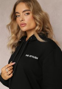 Renee - Czarna Bluza z Nadrukiem na Tyle i Kapturem oraz Kieszonką Stelletta. Kolor: czarny. Materiał: bawełna. Wzór: nadruk #4