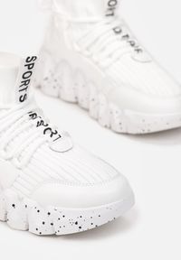 Renee - Białe Sneakersy Chrysialla. Wysokość cholewki: za kostkę. Nosek buta: okrągły. Zapięcie: sznurówki. Kolor: biały. Materiał: materiał. Szerokość cholewki: normalna. Wzór: nadruk, aplikacja