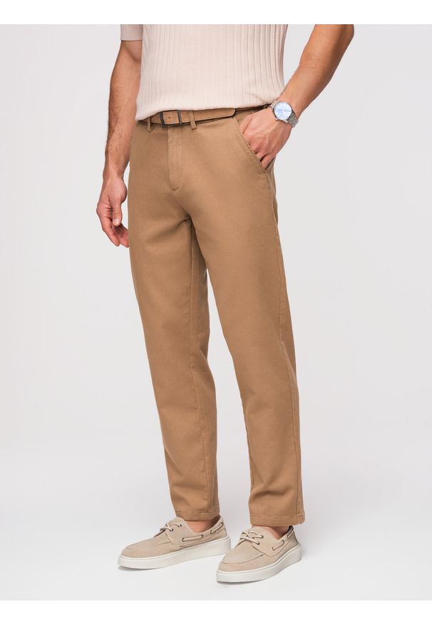 Ombre Clothing - Męskie spodnie chino SLIM FIT z delikatną teksturą - brązowe V2 - Rozmiar: XXL. Okazja: na co dzień. Kolor: brązowy. Materiał: materiał, tkanina, guma, elastan, bawełna. Styl: casual, klasyczny