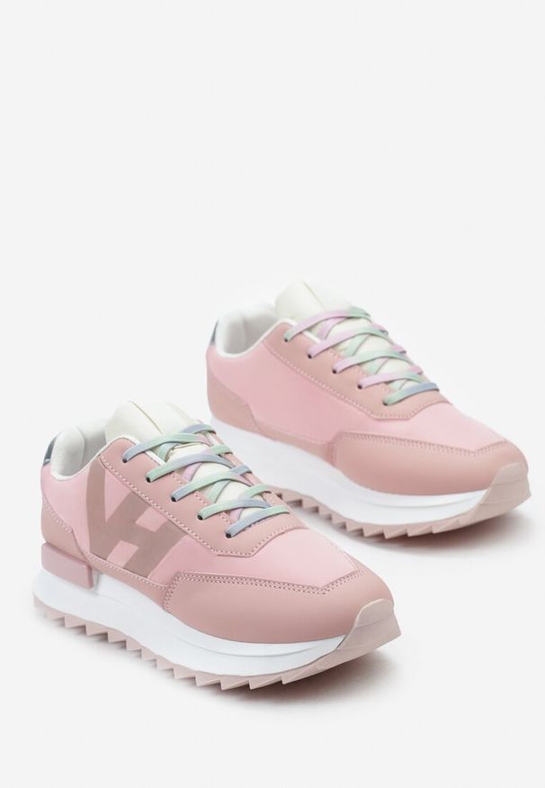 Renee - Różowe Sneakersy z Ozdobnym Protektorem na Podeszwie i Metaliczną Wstawką Melisina. Zapięcie: sznurówki. Kolor: różowy. Obcas: na obcasie. Wysokość obcasa: niski