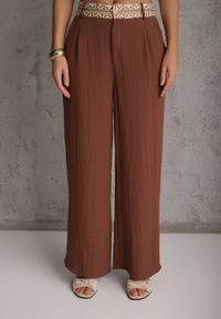 Renee - Brązowe Spodnie z Wiskozy High Waist Ozdobione Geometrycznym Motywem Iomane. Okazja: na co dzień. Stan: podwyższony. Kolor: brązowy. Materiał: wiskoza. Wzór: aplikacja, geometria. Styl: casual #2