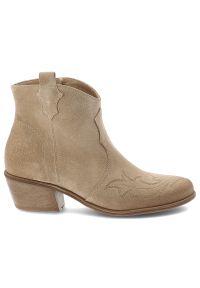 Botki damskie Armodo, cholewka ze skóry naturalnej zamszowej z dekoracyjnym przeszyciem inspirowanym stylem western, stabilny obcas o średniej wysoko. Zapięcie: zamek. Kolor: beżowy. Materiał: zamsz, skóra. Szerokość cholewki: normalna. Obcas: na obcasie. Wysokość obcasa: średni #9