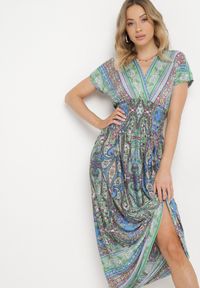 Born2be - Jasnozielona Maxi Sukienka Wiskozowa o Kopertowym Fasonie we Wzór Paisley Aricsa. Okazja: na co dzień. Kolor: zielony. Materiał: wiskoza. Wzór: paisley. Typ sukienki: kopertowe. Styl: wizytowy, klasyczny, casual. Długość: maxi #5