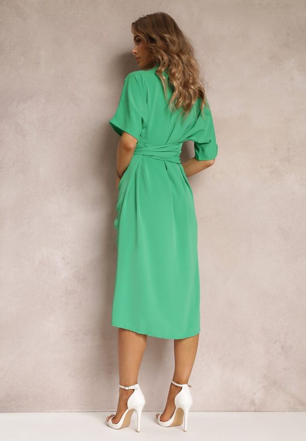 Renee - Zielona Sukienka Koszulowa Wiązana z Przodu z Marszczeniem Raimona. Okazja: na co dzień. Kolor: zielony. Materiał: skóra. Typ sukienki: koszulowe. Styl: elegancki, casual