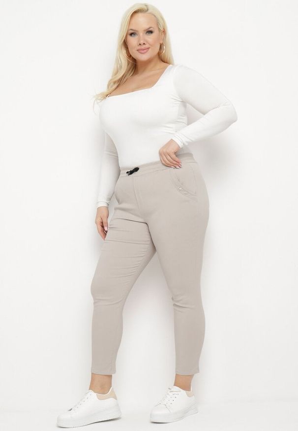Born2be - Jasnobeżowe Spodnie z Nogawkami 7/8 i Kieszeniami Gavotta. Okazja: na co dzień. Kolekcja: plus size. Kolor: beżowy. Materiał: satyna. Styl: elegancki, casual
