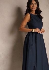 Renee - Niebieska Rozkloszowana Sukienka Koktajlowa z Bawełny z Dekoltem Łódką i Kieszeniami Fanilra. Typ kołnierza: dekolt w łódkę. Kolor: niebieski. Materiał: bawełna. Sezon: lato. Styl: wizytowy #5
