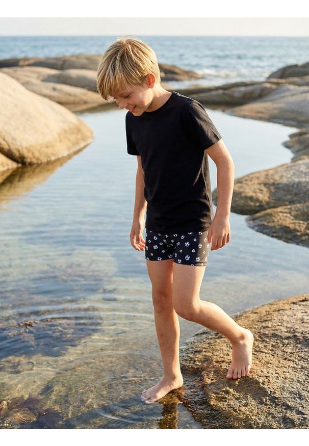 Sinsay - Szorty kąpielowe z nadrukiem piłek nożnych - czarny. Kolor: czarny. Wzór: nadruk