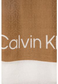 Calvin Klein chusta damska kolor beżowy wzorzysta. Kolor: beżowy. Materiał: materiał, tkanina