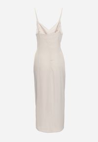 Born2be - Jasnobeżowa Satynowa Sukienka Koktajlowa z Ozdobnym Drapowaniem i Rozcięciem Saligurtia. Okazja: na imprezę. Kolor: beżowy. Materiał: satyna. Długość rękawa: na ramiączkach. Wzór: aplikacja. Sezon: lato. Styl: wizytowy #7